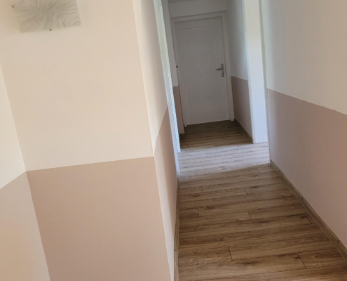 Das Bild zeigt den hellen Flur der Hundepension Magic Friends im Raum Passau